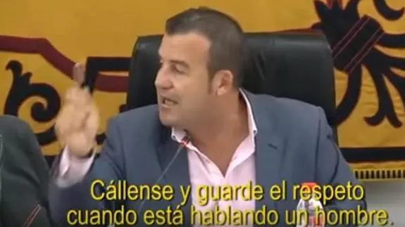 El PSOE pide la dimisión del alcalde por su «actitud machista»