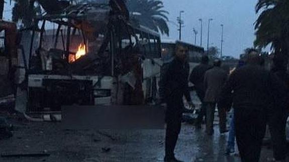 El autobús atacado en el atentando. 