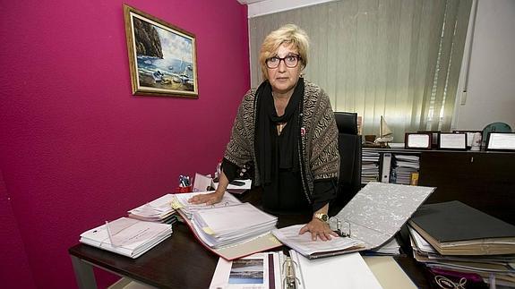 La presidenta de la ELA de Carchuna-Calahonda, Concepción Abarca, ayer junto a la documentación para la segregación de Motril. 
