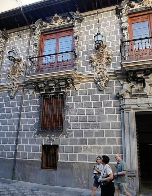El Palacio de la Madraza, ahora sede de departamentos de la Universidad.
