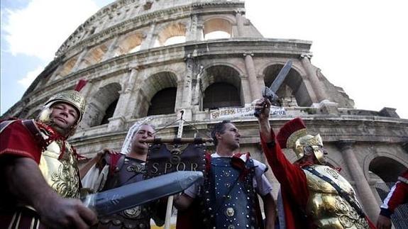 "Centuriones" y "gladiadores" se manifiestan ante el Coliseo, en Roma.