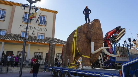 El mamut, a su llegada ayer a la plaza del Ayuntamiento de El Padul.  