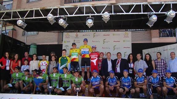 Ganadores de la Clásica de Torredonjimeno y de la Copa de España de ciclismo, junto a autoridades, en una anterior edición. 