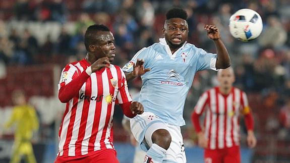 El centrocampista gabonés del Celta Levy Clement Madinda (i) y el centrocampista ganés del Almería Mohamed Fatau 