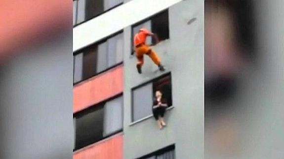 La escalofriante maniobra de un bombero para evitar un suicidio