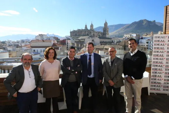 Los participantes en la primera de las Mesas por Jaén posan en la terraza del Hotel Xauen, que sirvió de escenario al evento.