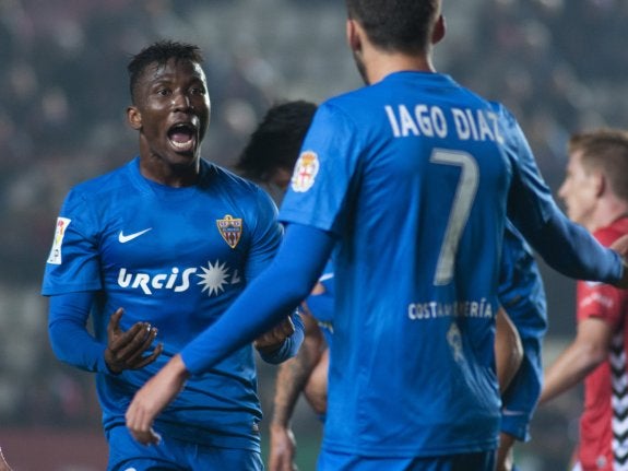 Jonathan Zongo celebra con Iago Díaz la jugada del primer gol de la UDA.