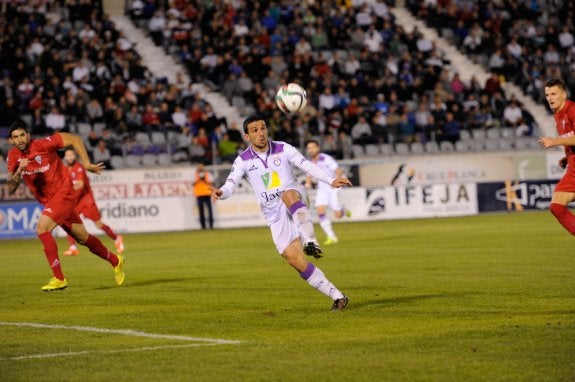 Hugo Díaz controla el cuero en el partido contra el Marbella en La Victoria.