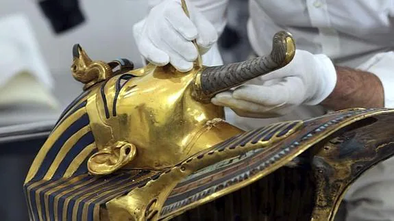 La máscara de oro del faraón Tutankamón durante el proceso de restauración iniciado en el Museo Egipcio de El Cairo (Egipto) para solucionar el daño causado recientemente por un arreglo poco profesional para pegar su 'perilla'.