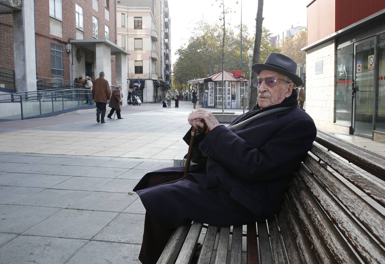 Juan Rubio, sentado en un banco de la capital vallisoletana. 