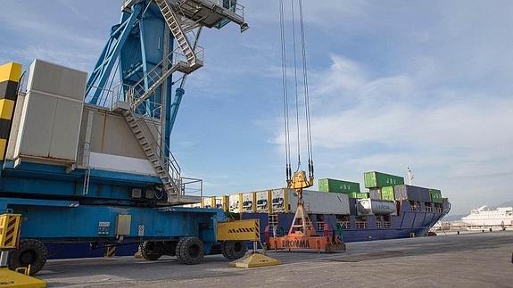 El Puerto de Motril suma una nueva línea regular de transporte de contenedores