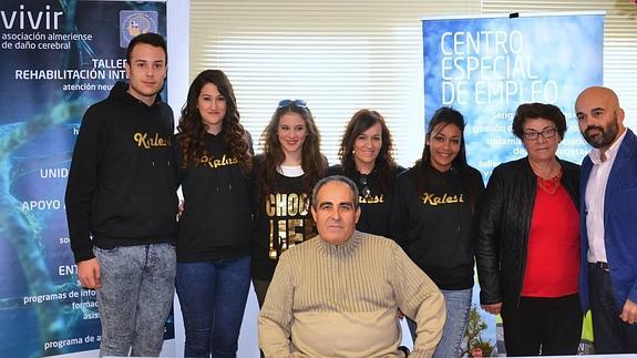 El grupo de baile Kalesi, junto al presidente de 'Murgi', la presidenta de 'Vivir' y el presidente de la FAAM, ayer en la presentación.