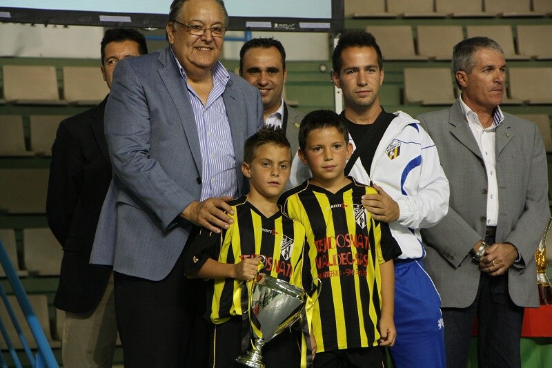 Eduardo Herrera (i) durante una gala del fútbol granadino 