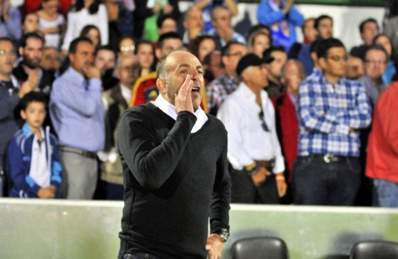 El preparador del Linares aboga por un derbi deportivo y familiar. 