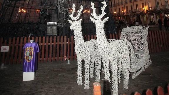 Renos de la decoración navideña de la Plaza Mayor, uno de los cuales fue robado.