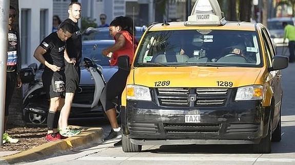 Pillan a Serena Williams cogiendo un taxi en una carrera benéfica