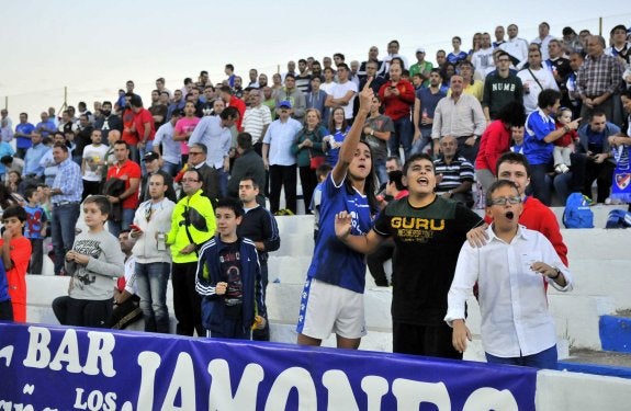 Afición azulilla en el estadio de Linarejos. 