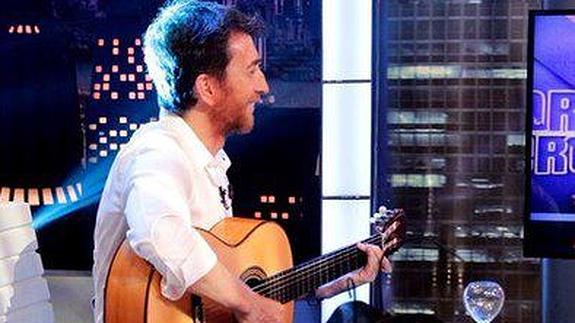 Pablo Motos interrumpe el discurso de desapego material de Richard Gere para regalarle una guitarra