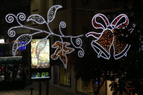 Luces navideñas encendidas, mientras el termómetro marcaba ayer veinte grados ya entrada la noche. 