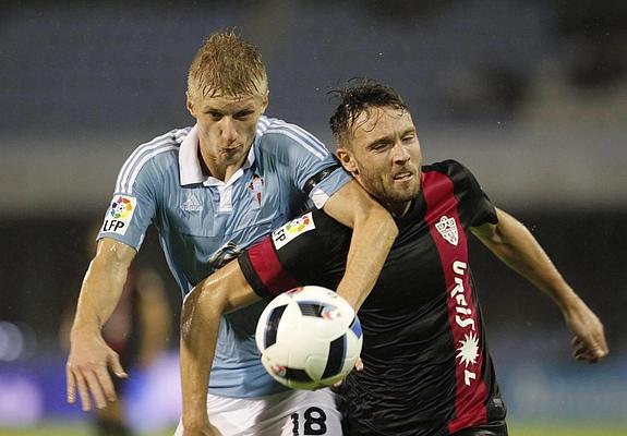 El centrocampista del Celta de Vigo Daniel Wass pugna por un balón con el futbolista del Almería Eldin Hadzic.
