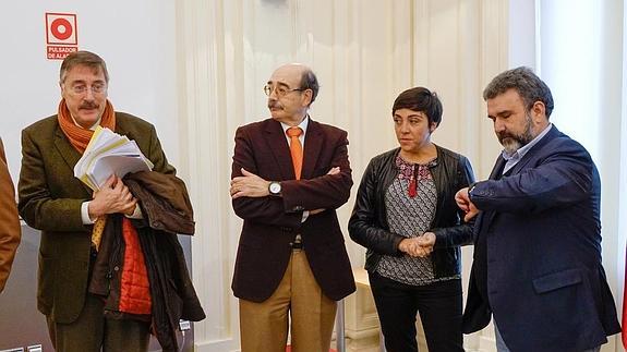 La delegada de Fomento y Vivienda, Mariela Fernández-Bermejo, y otros miembros del Consorcio aguardan la llegada del alcalde.