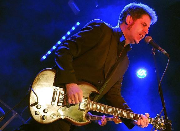 José Ignacio Lapido, guitarra en mano, canta uno de los temas del concierto en la Tren. 