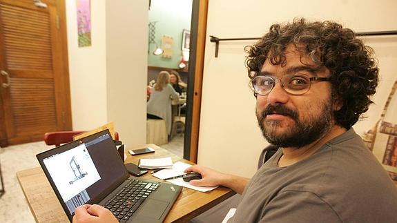 Ismael Olea con su inseparable ordenador en una cafetería del centro de la capital.
