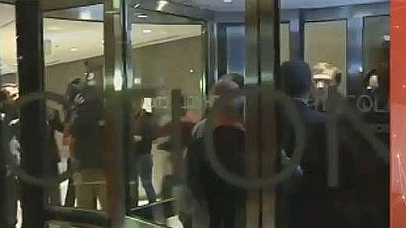 Albert Rivera se queda atrapado en la puerta giratoria de un hotel madrileño