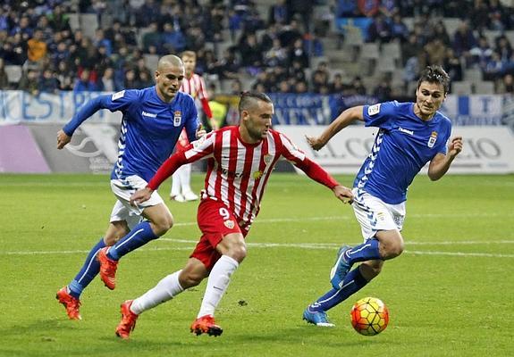 Quique González, con muchos problemas para encontrar espacios, escapa de Peña, con Jonathan Vila saliéndole al cruce. 