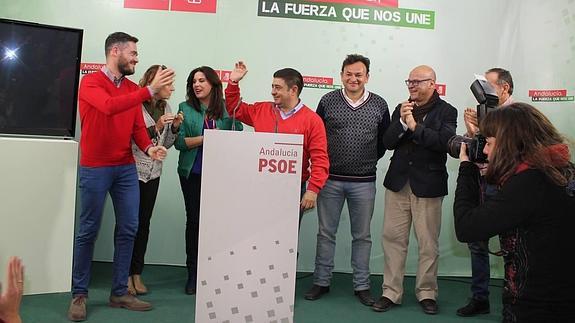 Reyes, en su comparecencia anoche en la sede del PSOE de Jaén rodeado de otros dirigentes socialistas. 