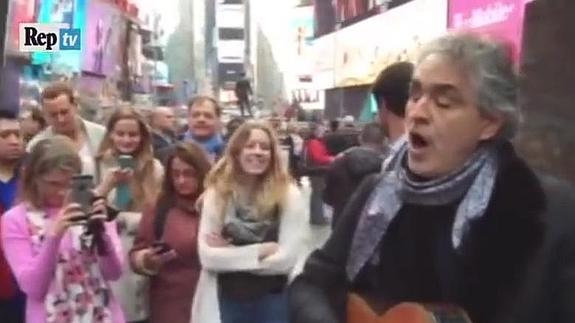 Andrea Bocelli improvisa un concierto en Times Square y gana 500 dólares