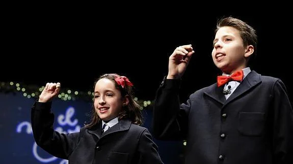 Los niños de San Ildefonso cantando el segundo premio, caído en Granada.