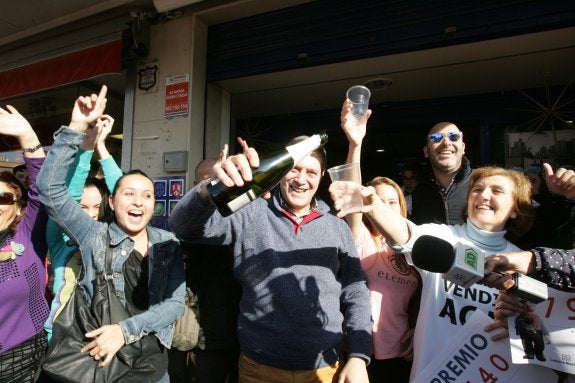 La alegría se desbordó en Roquetas de Mar, donde se vendió el número que ha llevado al felicidad al municipio y a Laujar de Andarax.