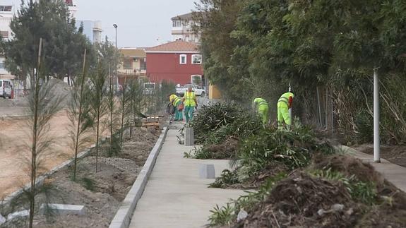 Trabajadores se afanan en adecentar un carril bici pendiente en Varadero, uno de los barrios agraciados con la última remesa europea del Plan Urban.