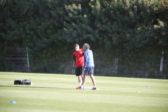 El técnico dialogó con el malagueño Pozo.