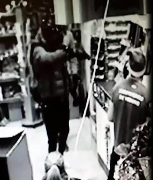 Fotograma del atraco ejecutado en el estanco de Gójar por dos jóvenes camuflados con cascos de moto