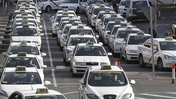 Dan una paliza a un taxista y le roban el coche