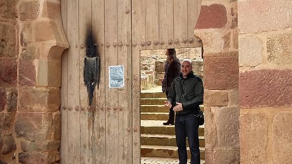 Puerta del castillo de Baños de la Encina.