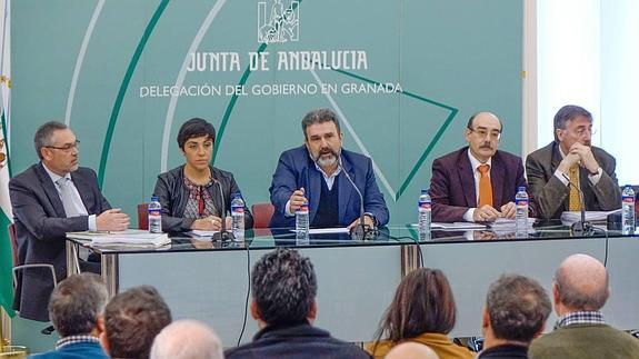Responsables de la Junta, del Consorcio y alcaldes de varios municipios, durante la frustrada reunión del pasado 15 de diciembre. 