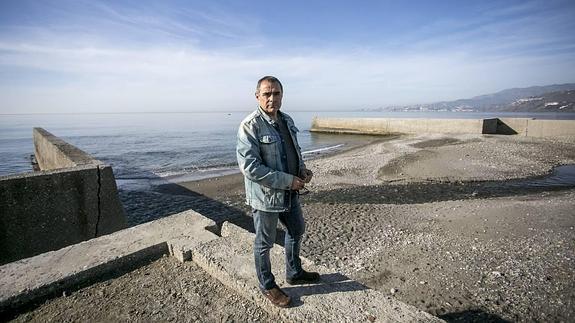 El miembro de la Asociación Buxus, Fernando Alcalde, en la desembocadura del río Guadalfeo, en Salobreña. 