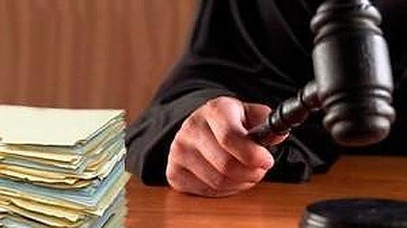 Un acusado de maltratar a su pareja rechaza a su abogada por ser mujer