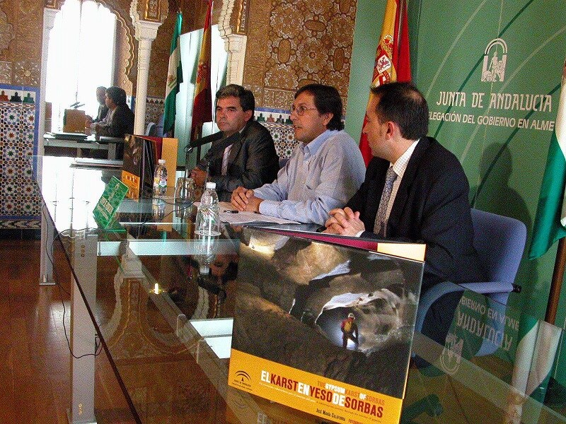 A la izquierda, José María Calaforra, profesor de la UAL, premiado por GEM 