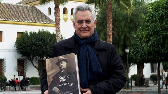 El catedrático Juan González Blasco sostiene un ejemplar de su nuevo libro sobre Natalio Rivas. 