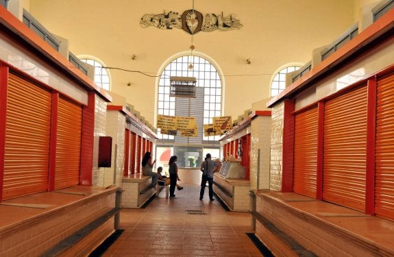 El futuro de la antigua plaza de abastos se mantiene en el aire