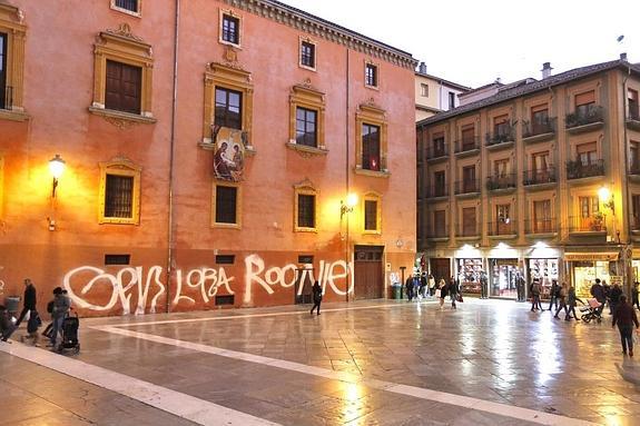 Pintada aparecida en el lateral del Palacio Arzobispal, en la plaza de las Pasiegas.