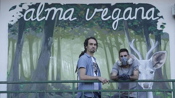 Las tiendas veganas han tomado las calles. En Vitoria, Alma Vegana encargó un llamativo mural para darse a conocer. 