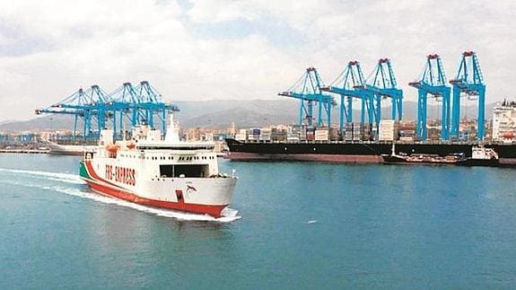 Imagen, tomada en el puerto de Algeciras, del ferry de FRS que operará a partir de la segunda quincena en el puerto de Motril. 