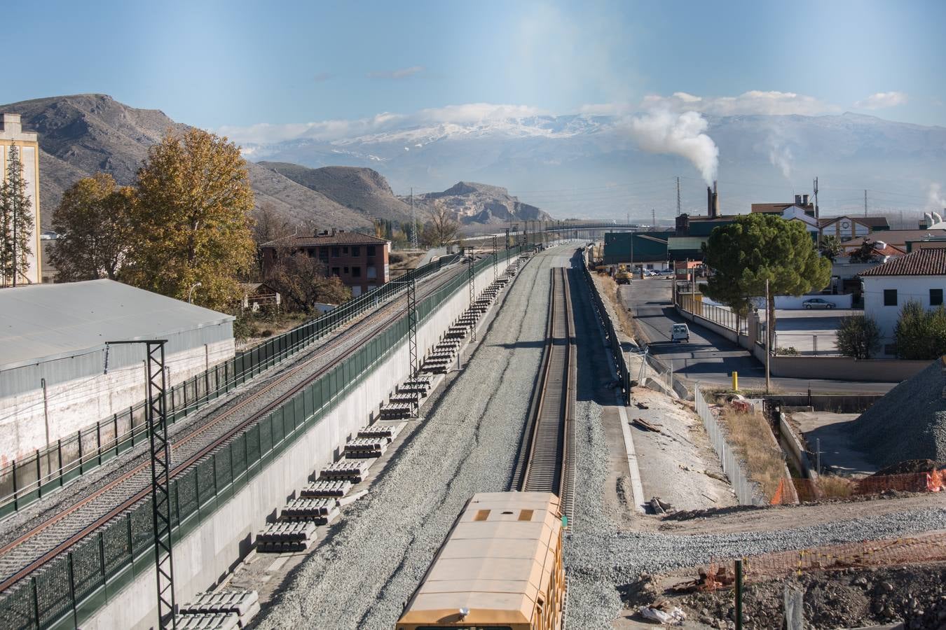 Los postes de electrificación, sólo en un lateral, esperan a que se coloque la vía única del AVE en un tramo de Pinos Puente. 