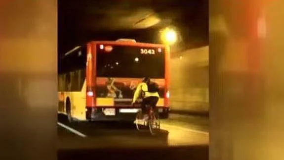 Un ciclista, pillado circulando a 80 Km/h tras un autobús en Barcelona