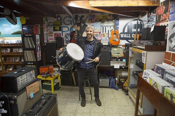 Nani Castañeda, con una pieza de su batería.